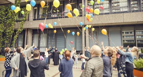 Hospitalscafe_Børnecafe_Riget_balonner_frivillige_ungdommens røde kors