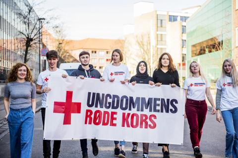 Unge frivillige med banner_Ungdommens Røde Kors