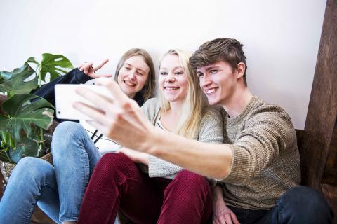 Tre unge_selfie_frivillig_ungdommens røde kors