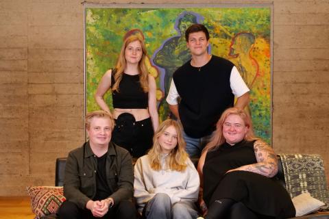 Nikolaj, Danielle, Frederikke, Karoline og Alex Høgh Andersen er med i kampagnen Sygt Ung, der skal bryde med tabuer om at være ung og have en sygdom. Foto: Camille Kirkegaard 