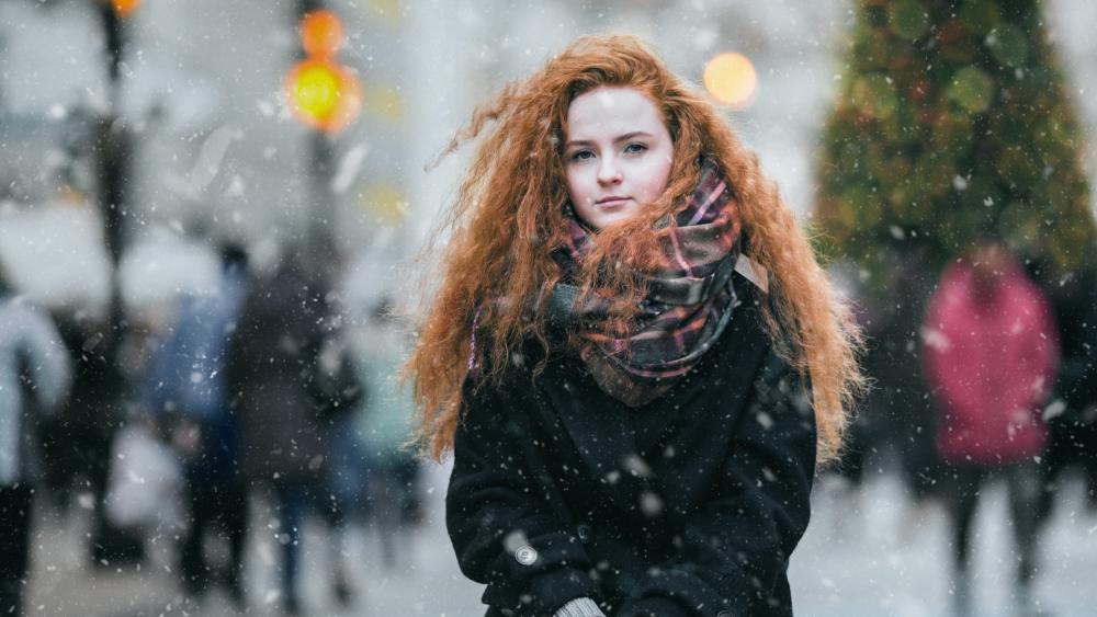 Pige i sne op til jul
