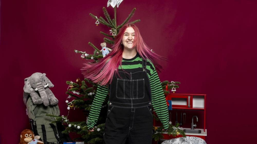 Kelly Louise Killjoy ved sit velkommen til verden-juletræ