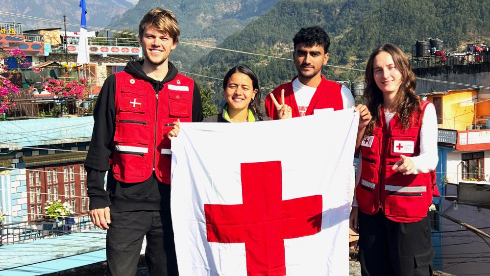 Nepal_U-ledere med flag_Ungdommens Røde Kors_2023
