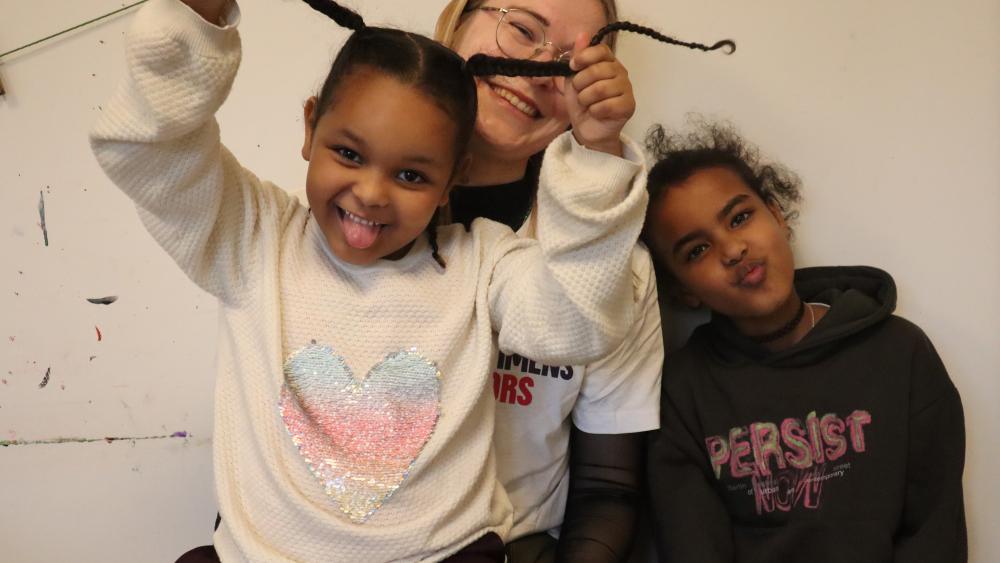 Børn og frivillig fra lektiecafe.2025