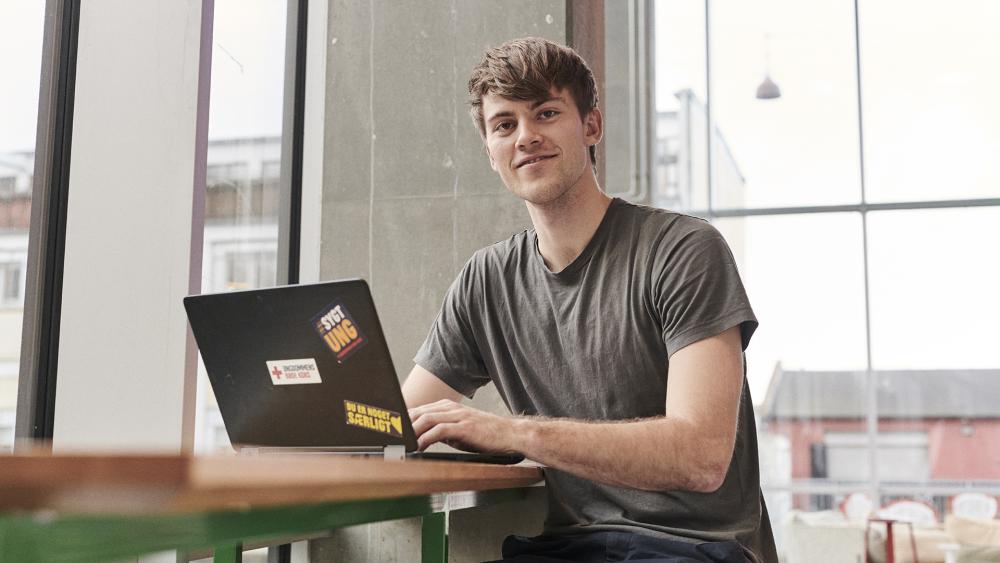 Frivillig med computer