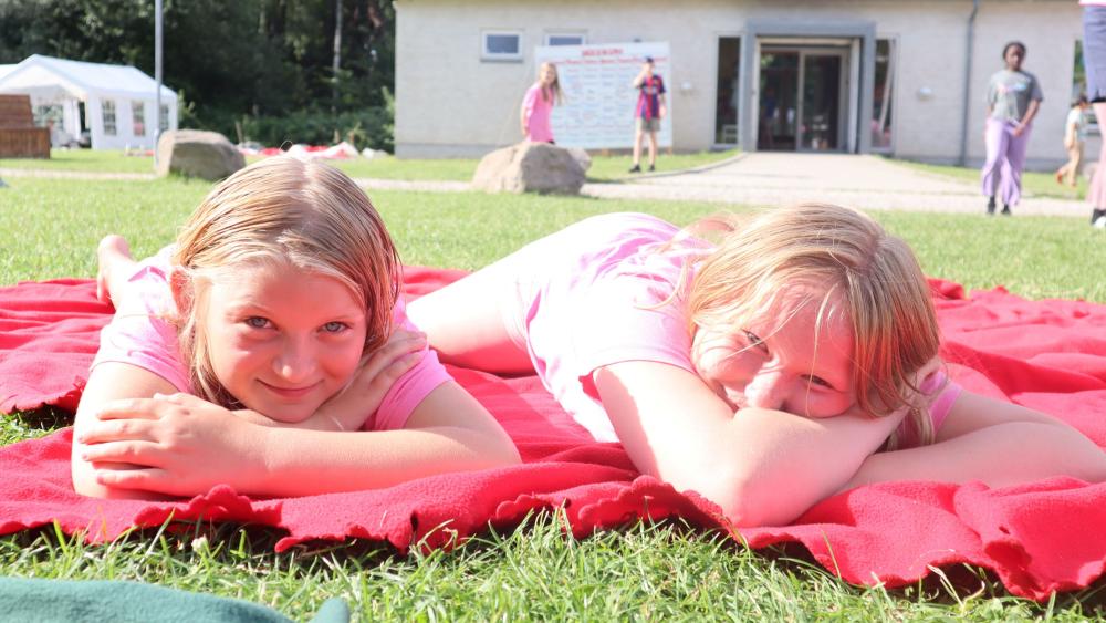 Privat fundraising_sommerkampagne2026_piger på tæppe
