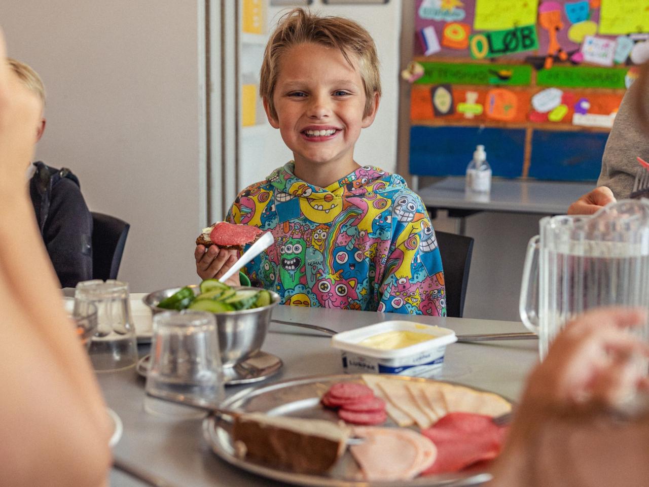 Dreng spiser mad på ferielejr